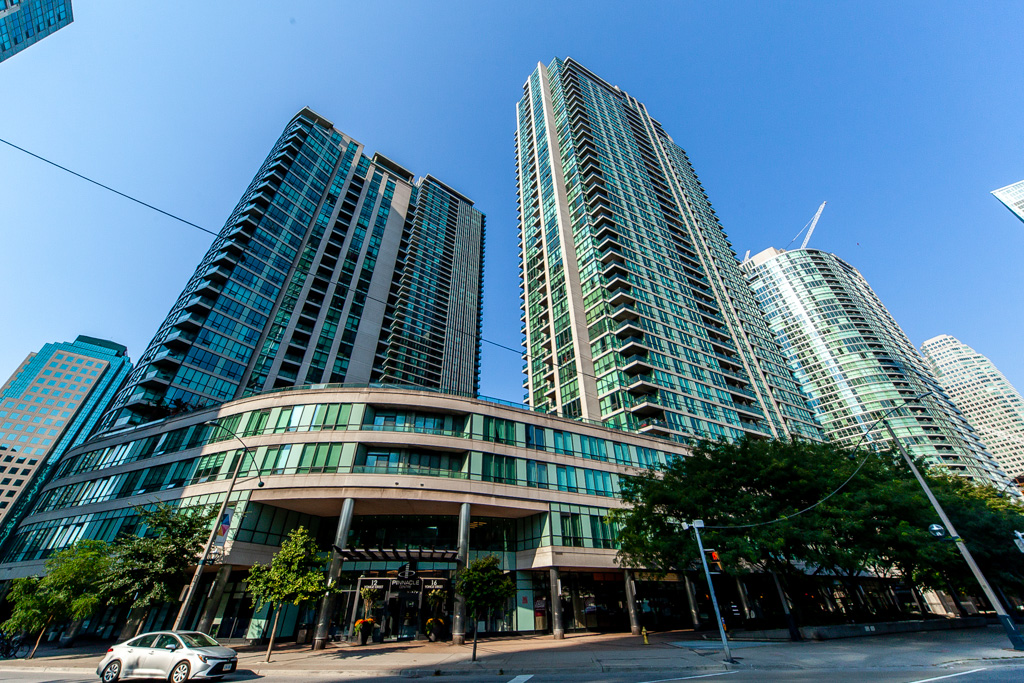 16 Yonge St Toronto On M5e 2a1