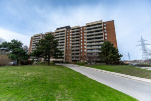 1103-9-four-winds-dr-north-york-4