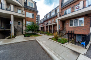 36-02-2420-baronwood-dr-oakville-3