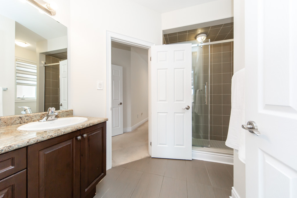 37-royal-west-dr-brampton-40