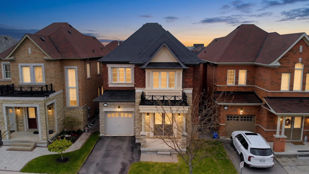 374-begonia-gardens-oakville-dusk-mls-1