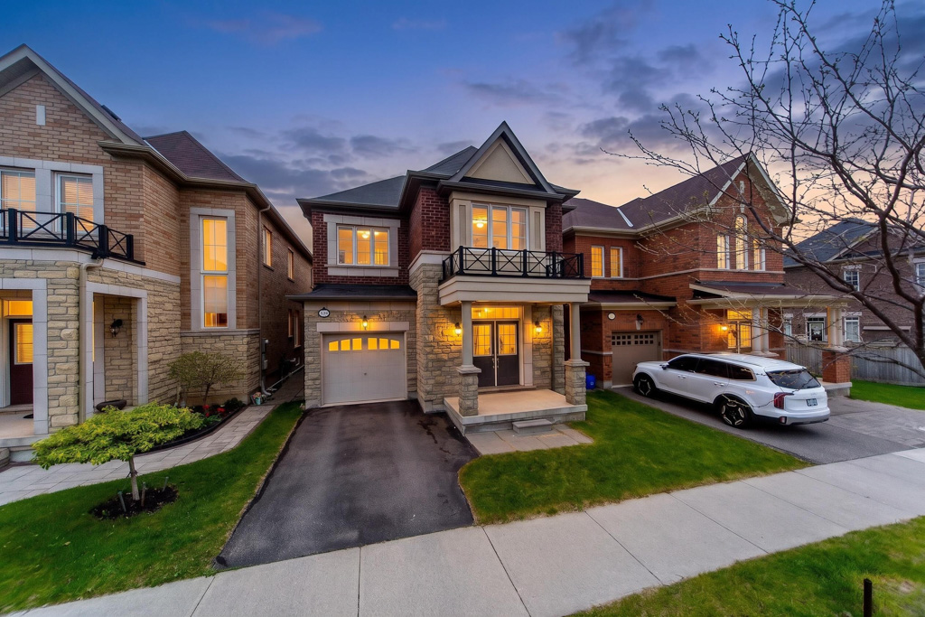 374-begonia-gardens-oakville-dusk-mls-2