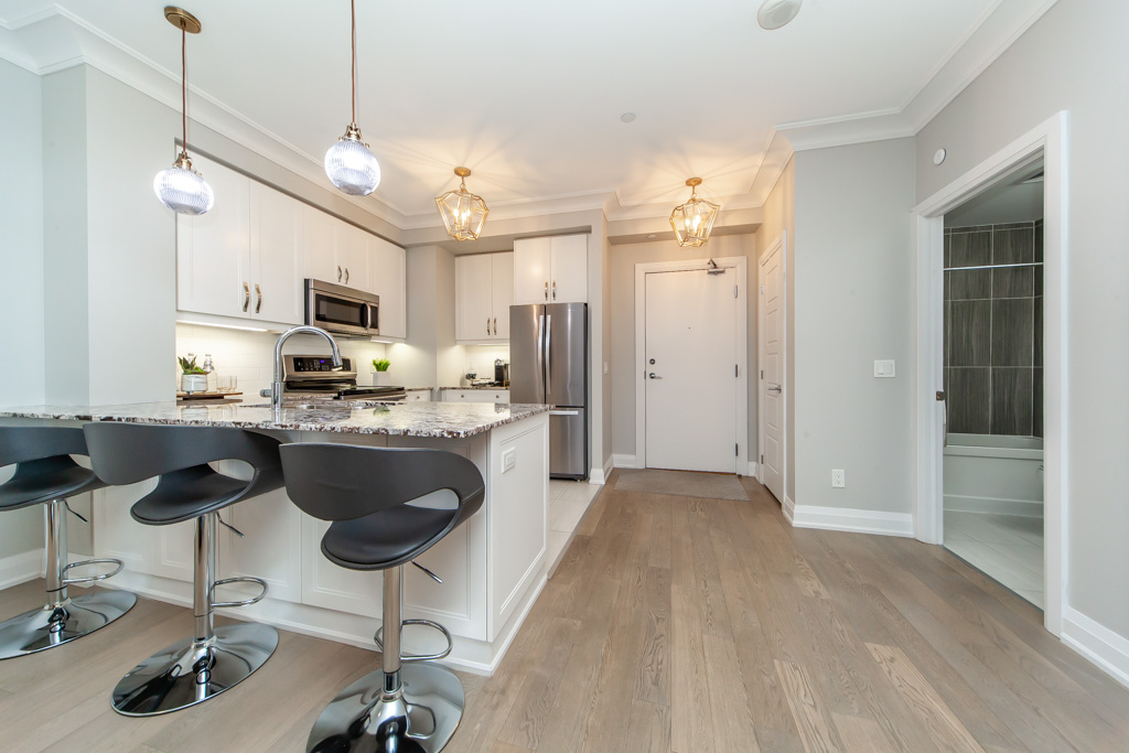 215-7-bond-cres-richmond-hill-20
