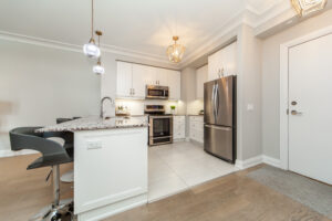 215-7-bond-cres-richmond-hill-21