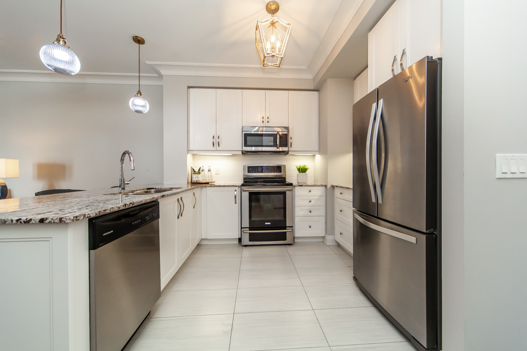 215-7-bond-cres-richmond-hill-22