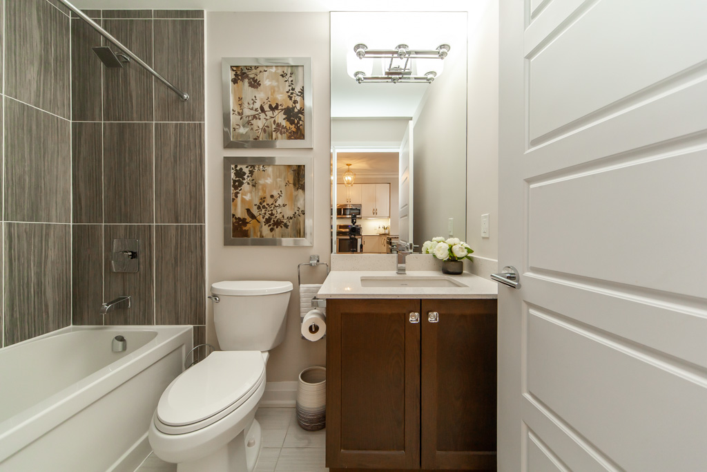 215-7-bond-cres-richmond-hill-25
