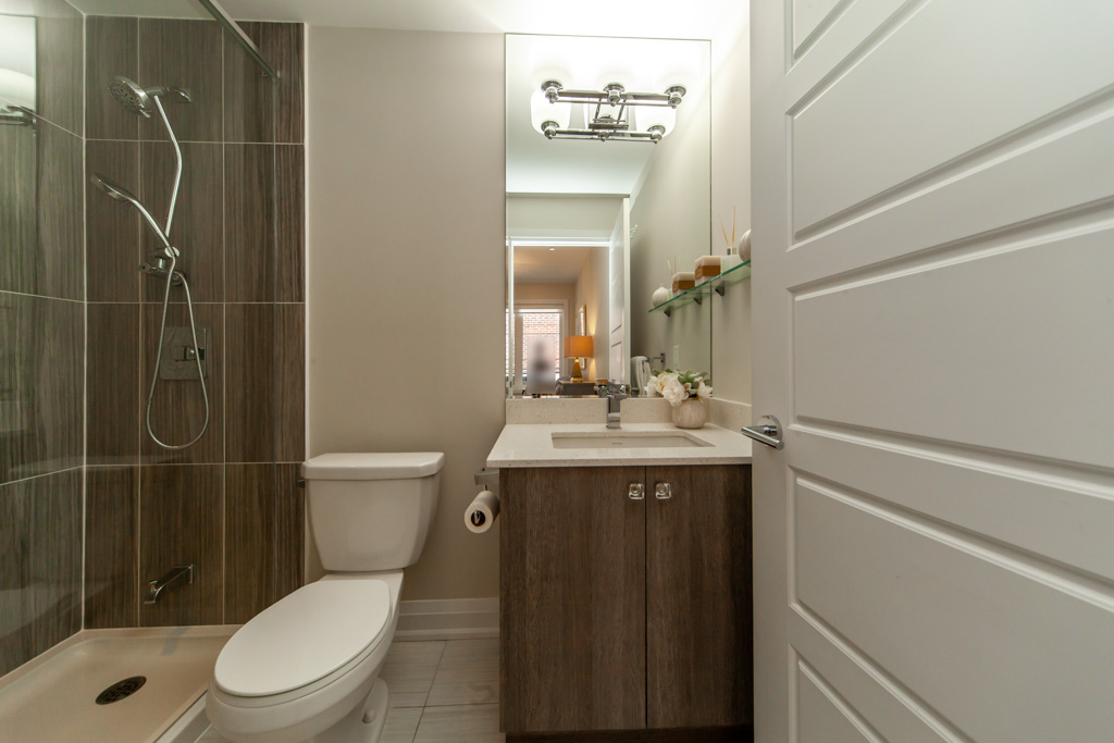215-7-bond-cres-richmond-hill-29