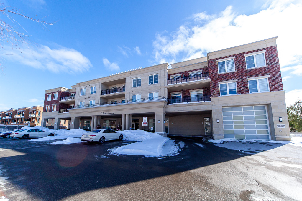 215-7-bond-cres-richmond-hill-4
