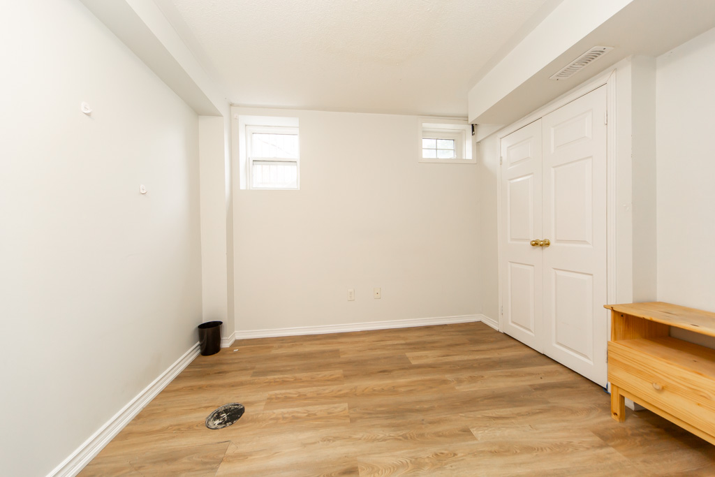 377-assiniboine-rd-north-york-32