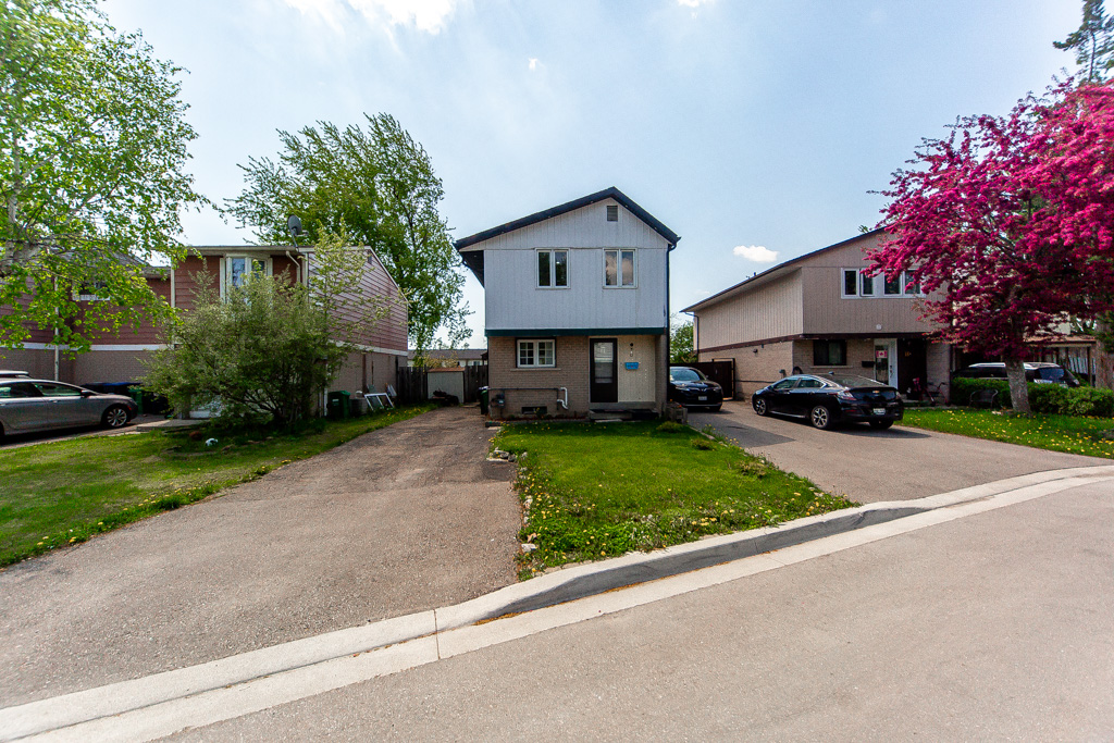 12-greenhills-sq-brampton-1